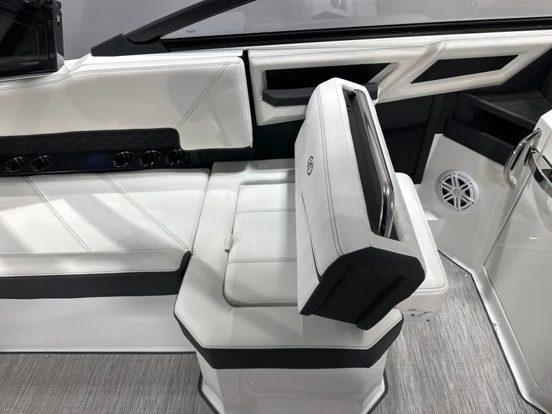 Slide: The Image of Cobalt R8 Surf 2025 - 18