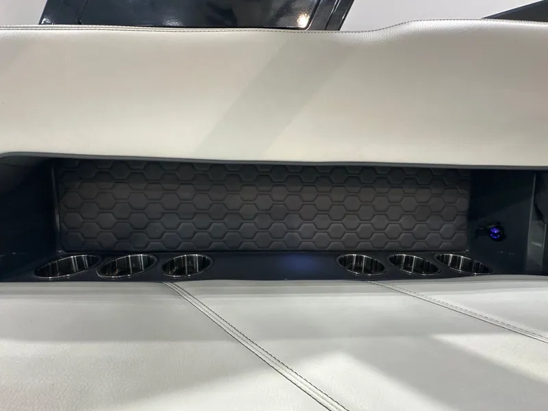 Slide: The Image of Cobalt R8 Surf 2025 - 19