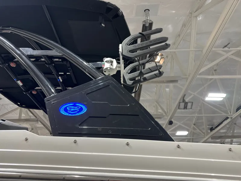 Slide: The Image of Cobalt R8 Surf 2025 - 25