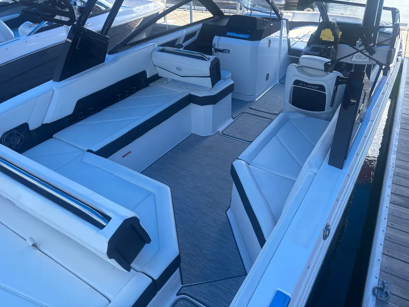 Slide: The Image of Cobalt R8 Surf 2025 - 4