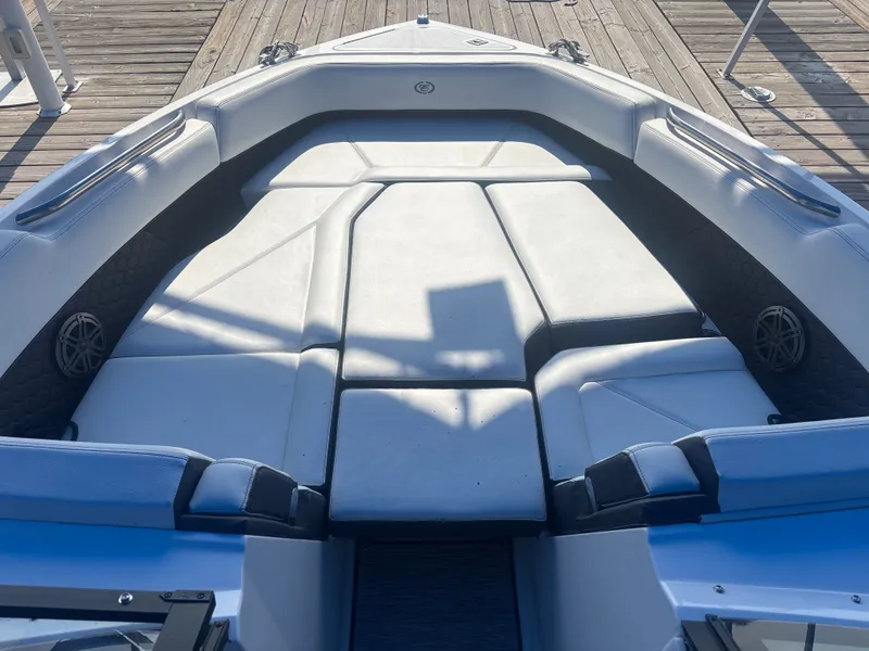 Slide: The Image of Cobalt R8 Surf 2025 - 5