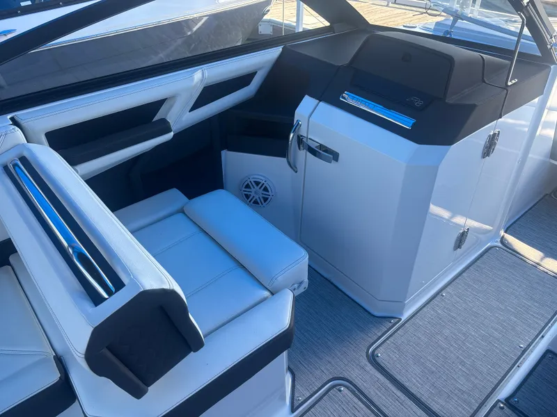 Slide: The Image of Cobalt R8 Surf 2025 - 7