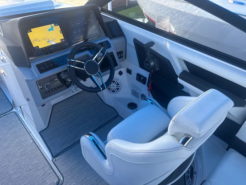 Slide: The Image of Cobalt R8 Surf 2025 - 9