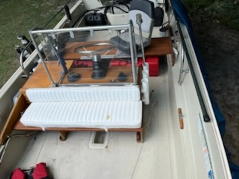 Slide: The Image of Boston Whaler 17 Sport GLS 1988 - 2