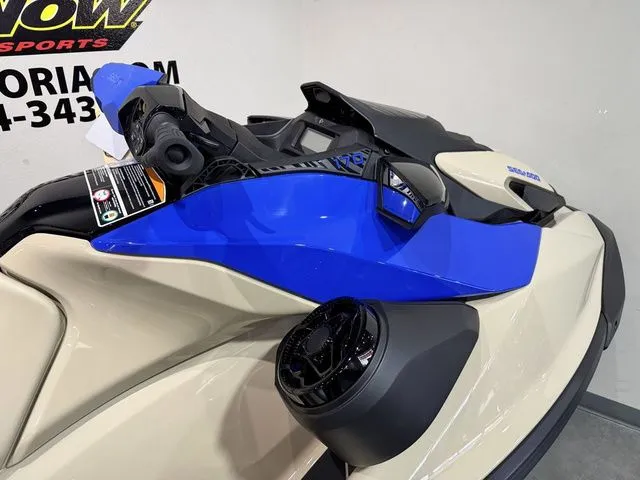 Slide: The Image of Sea-Doo Wake 170 2026 - 11