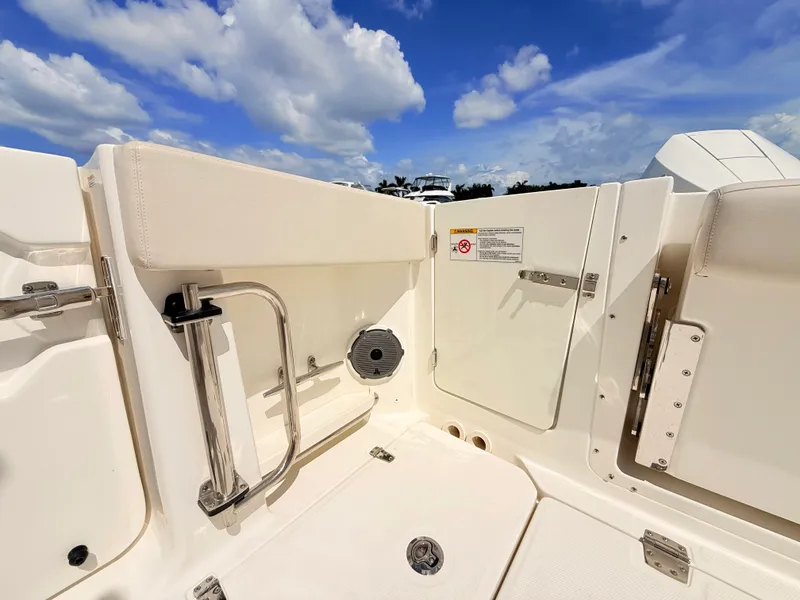 Slide: The Image of Boston Whaler 320 Vantage 2024 - 21