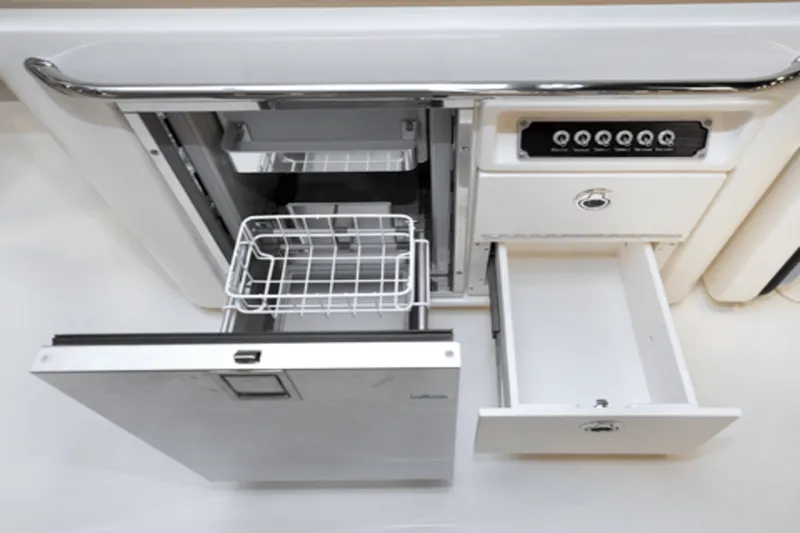 Slide: The Image of Boston Whaler 320 Vantage 2024 - 83
