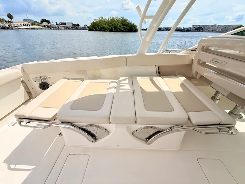Slide: The Image of Boston Whaler 320 Vantage 2024 - 33