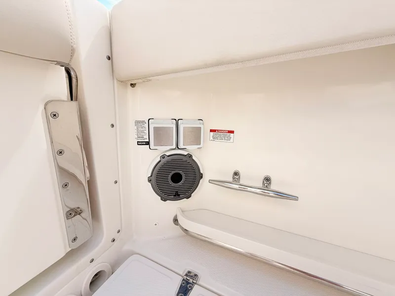 Slide: The Image of Boston Whaler 320 Vantage 2024 - 27