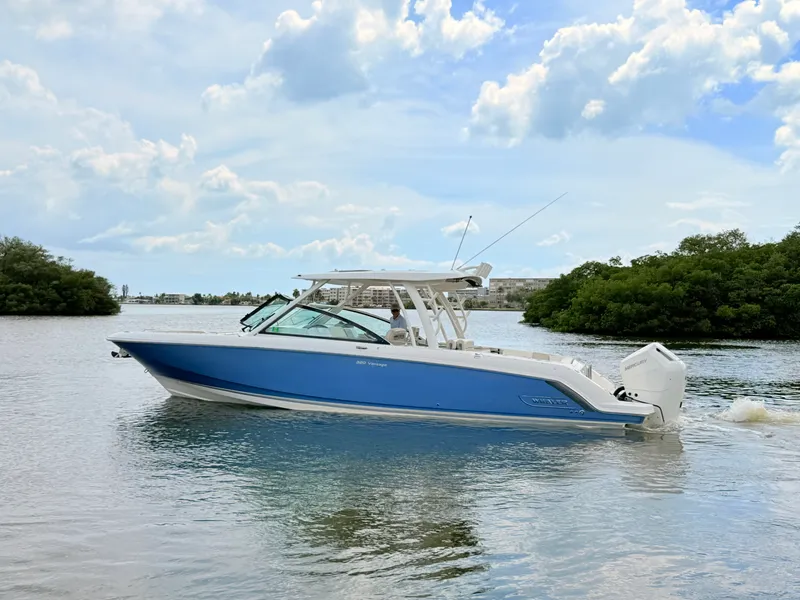 Slide: The Image of Boston Whaler 320 Vantage 2024 - 7
