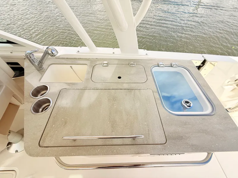 Slide: The Image of Boston Whaler 320 Vantage 2024 - 39