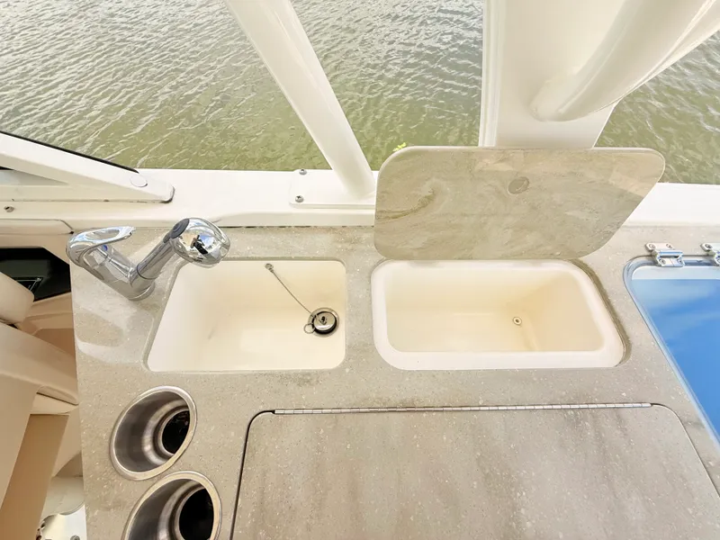 Slide: The Image of Boston Whaler 320 Vantage 2024 - 40