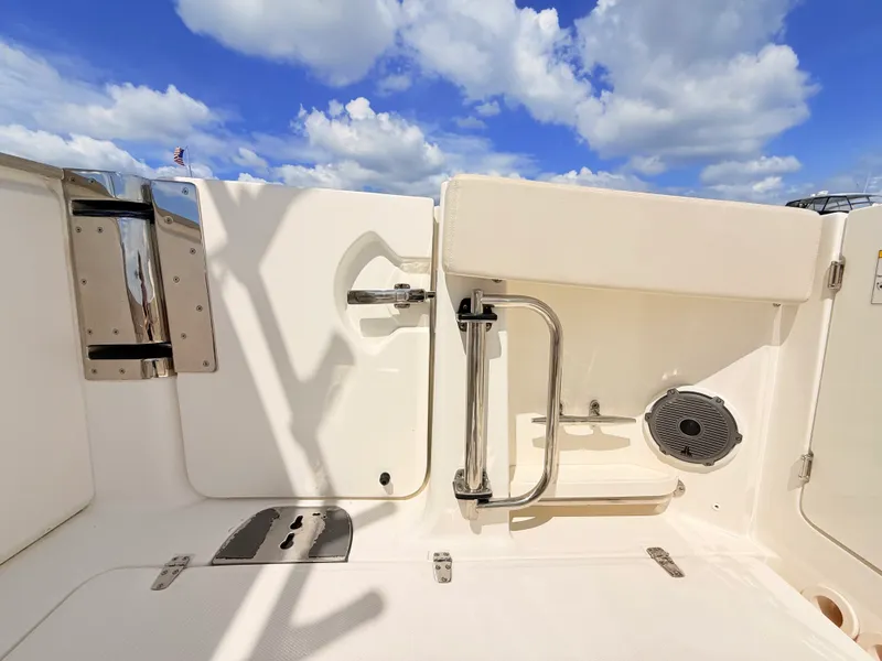 Slide: The Image of Boston Whaler 320 Vantage 2024 - 28