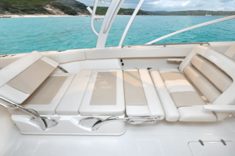 Slide: The Image of Boston Whaler 320 Vantage 2024 - 84