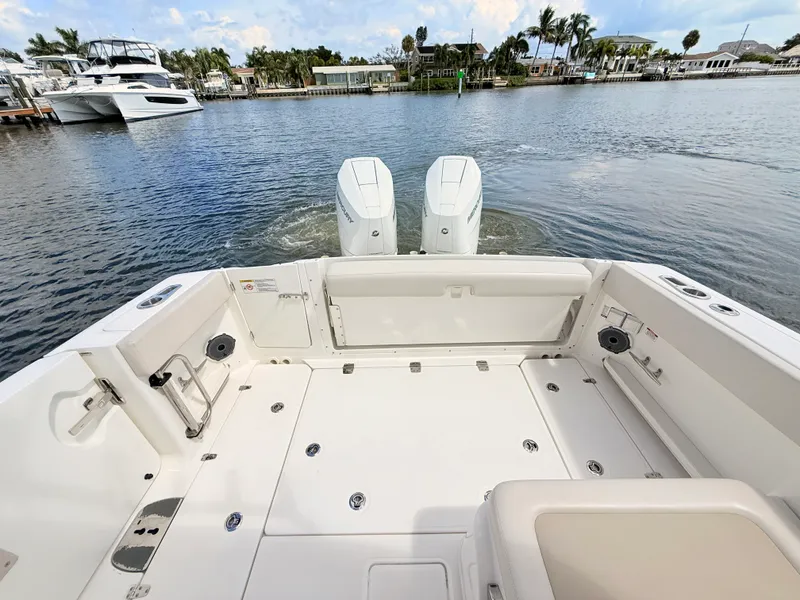 Slide: The Image of Boston Whaler 320 Vantage 2024 - 23