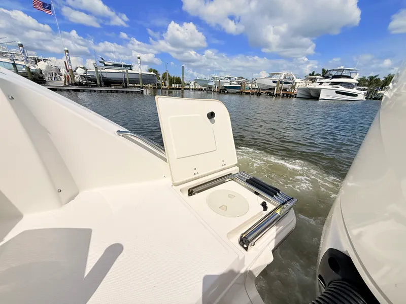 Slide: The Image of Boston Whaler 320 Vantage 2024 - 20