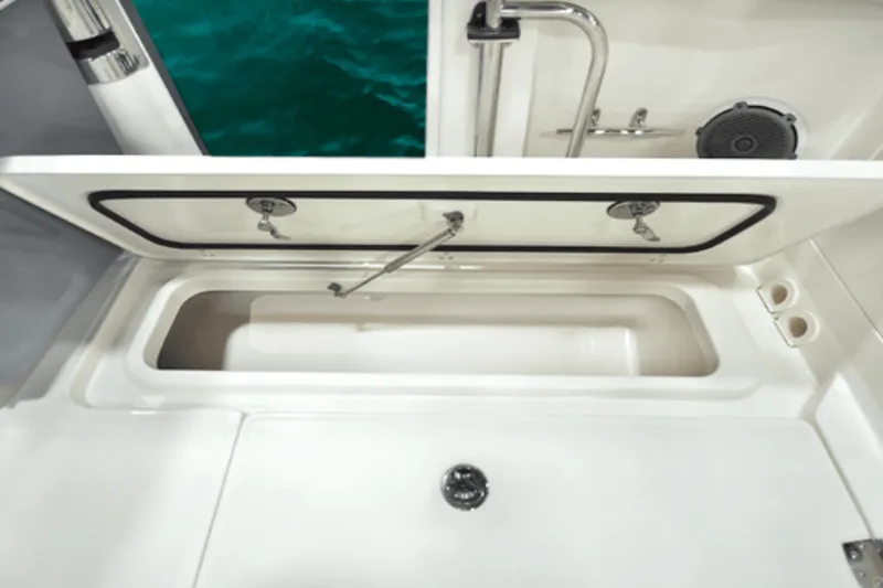 Slide: The Image of Boston Whaler 320 Vantage 2024 - 80