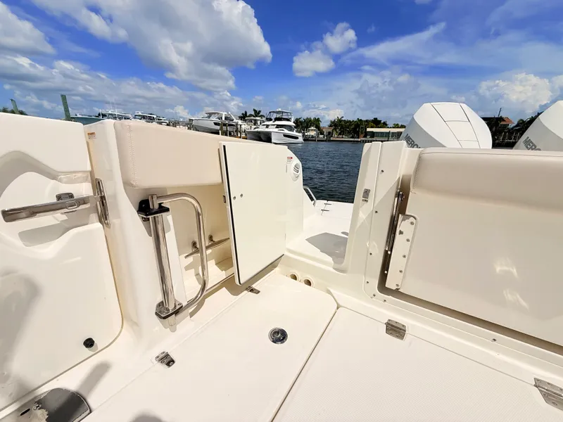 Slide: The Image of Boston Whaler 320 Vantage 2024 - 22