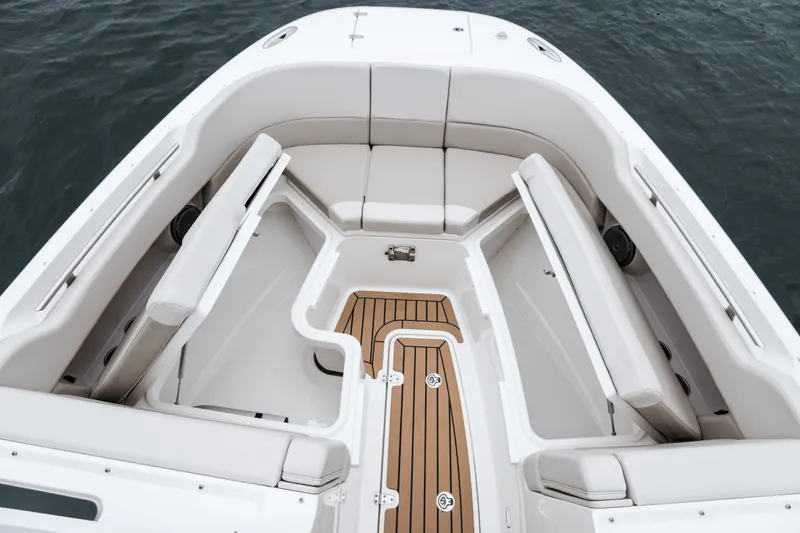 Slide: The Image of Boston Whaler 320 Vantage 2024 - 45
