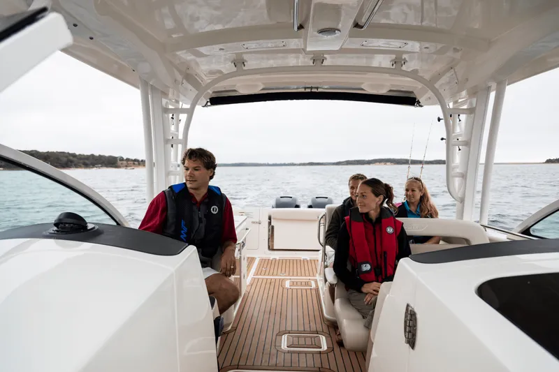 Slide: The Image of Boston Whaler 320 Vantage 2024 - 19