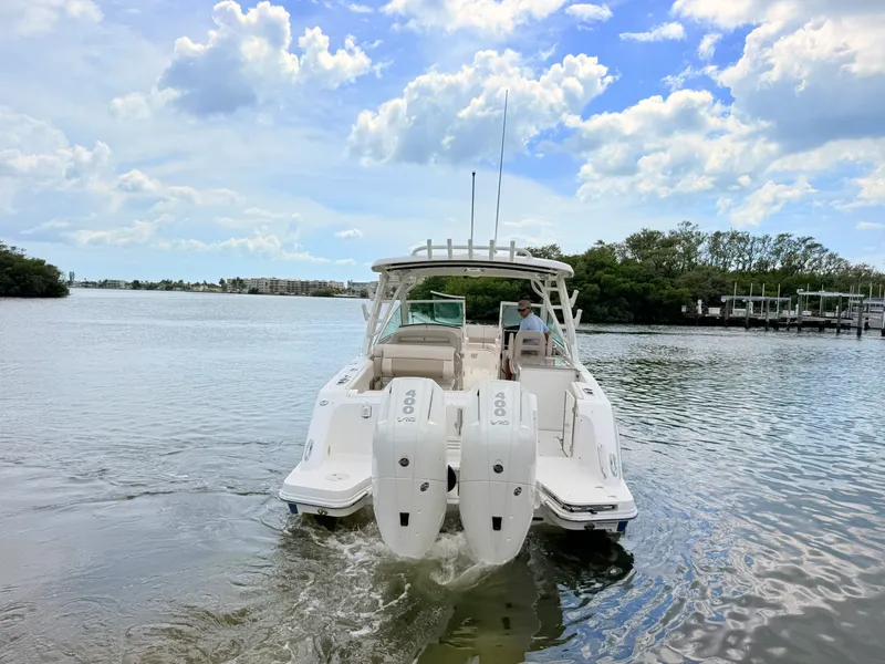 Slide: The Image of Boston Whaler 320 Vantage 2024 - 11