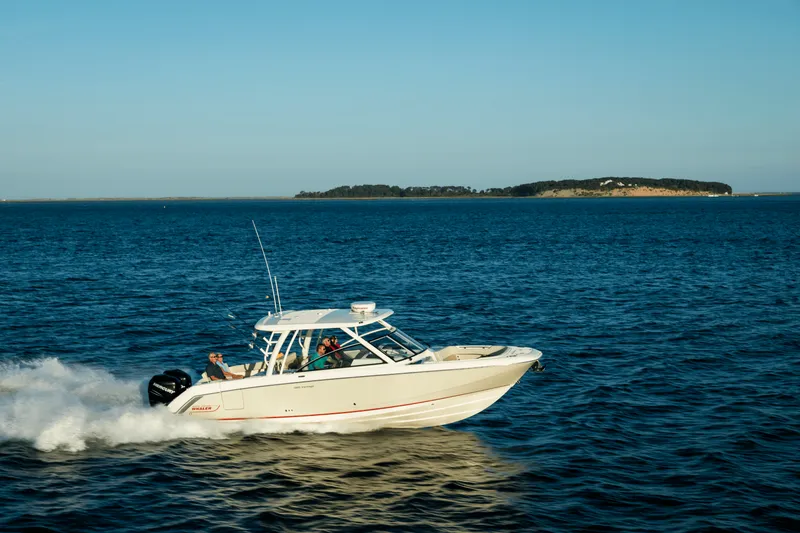 Slide: The Image of Boston Whaler 320 Vantage 2024 - 23