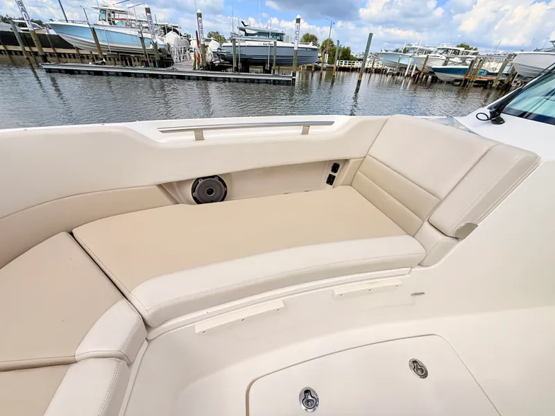 Slide: The Image of Boston Whaler 320 Vantage 2024 - 66
