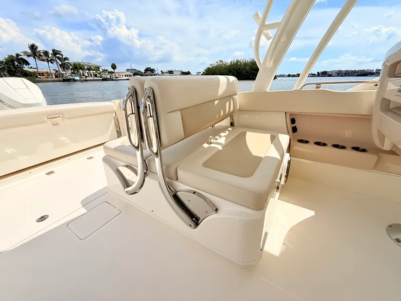 Slide: The Image of Boston Whaler 320 Vantage 2024 - 31