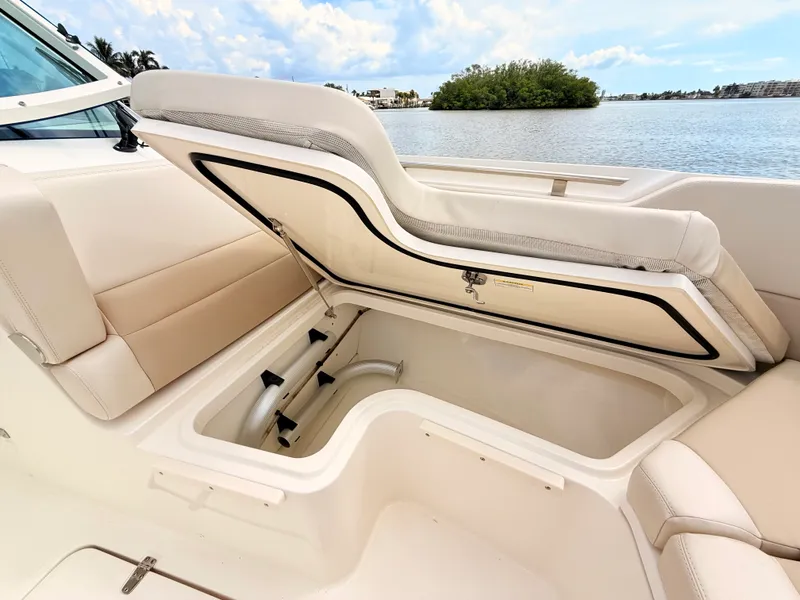 Slide: The Image of Boston Whaler 320 Vantage 2024 - 64