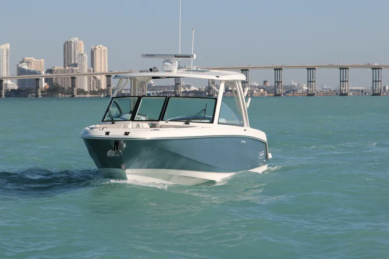 Slide: The Image of Boston Whaler 320 Vantage 2024 - 3