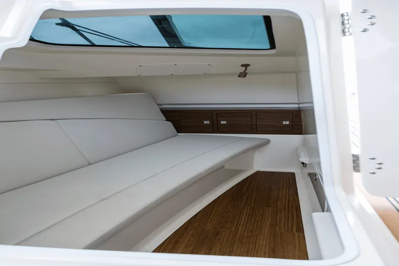 Slide: The Image of Boston Whaler 320 Vantage 2024 - 43