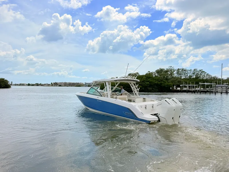 Slide: The Image of Boston Whaler 320 Vantage 2024 - 9