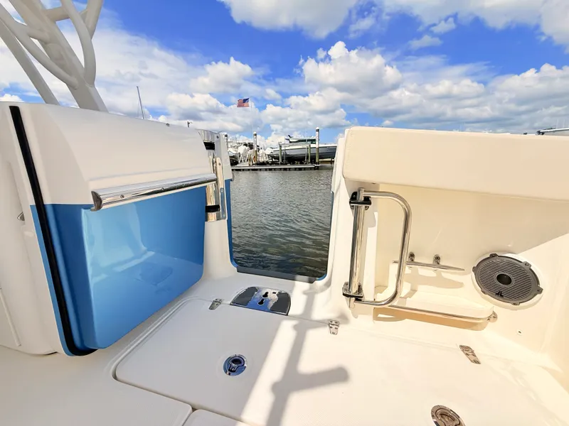 Slide: The Image of Boston Whaler 320 Vantage 2024 - 29