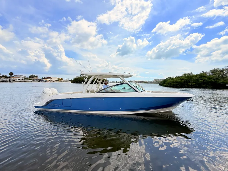 Slide: The Image of Boston Whaler 320 Vantage 2024 - 16