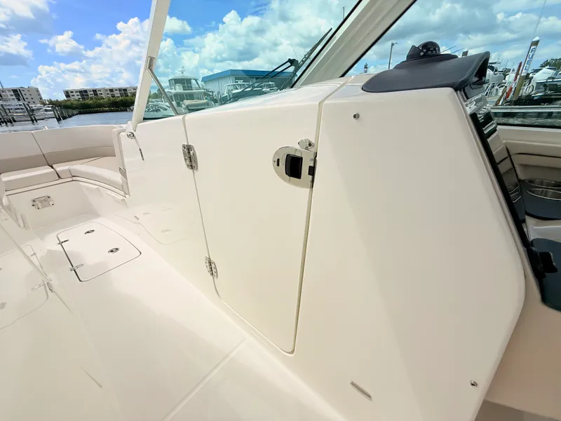 Slide: The Image of Boston Whaler 320 Vantage 2024 - 56
