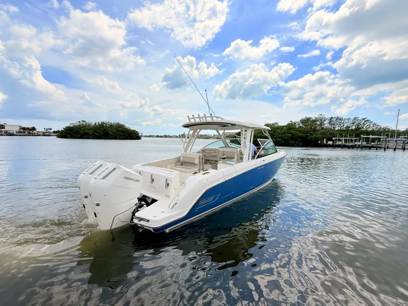 Slide: The Image of Boston Whaler 320 Vantage 2024 - 13