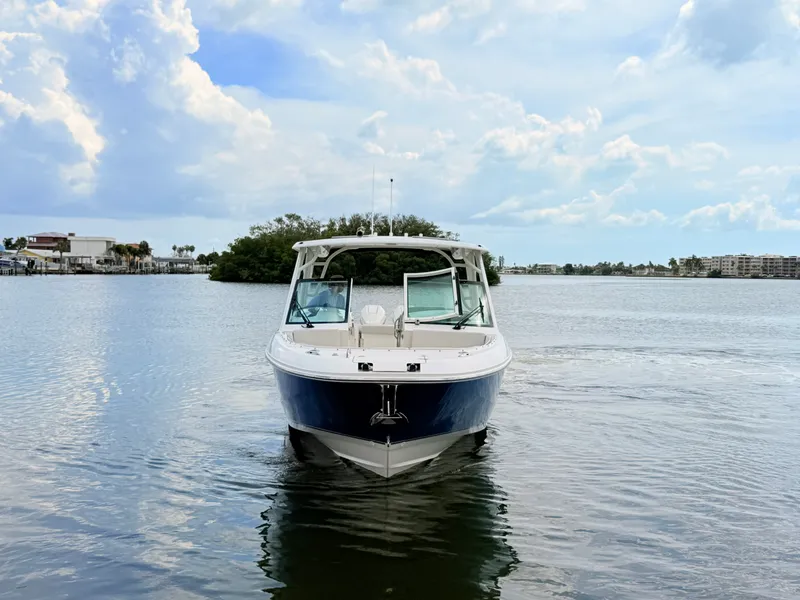 Slide: The Image of Boston Whaler 320 Vantage 2024 - 4