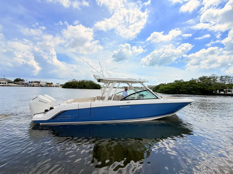 Slide: The Image of Boston Whaler 320 Vantage 2024 - 15