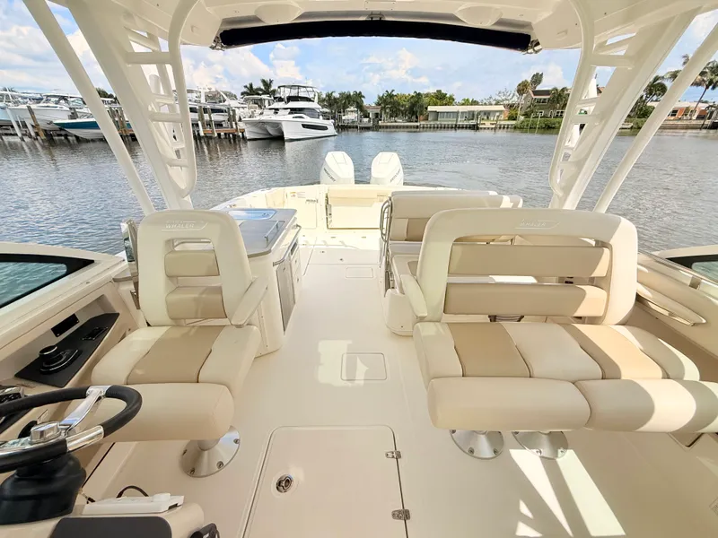 Slide: The Image of Boston Whaler 320 Vantage 2024 - 54