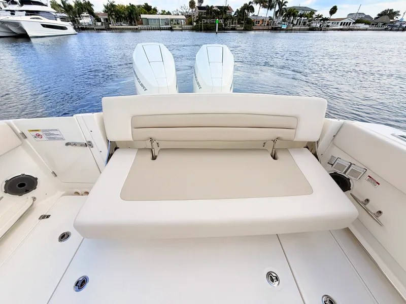 Slide: The Image of Boston Whaler 320 Vantage 2024 - 26