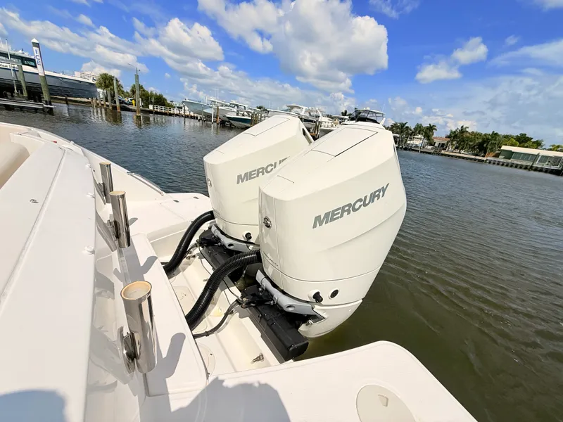 Slide: The Image of Boston Whaler 320 Vantage 2024 - 18