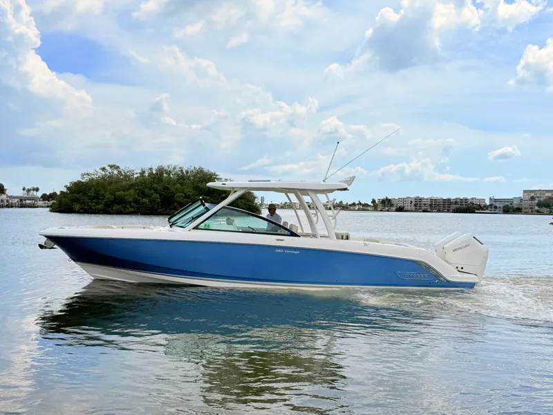 Slide: The Image of Boston Whaler 320 Vantage 2024 - 6