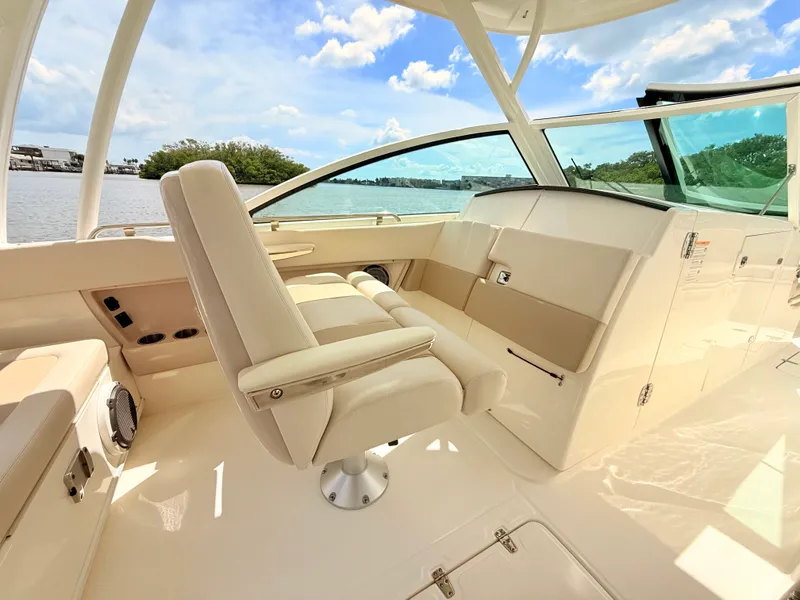 Slide: The Image of Boston Whaler 320 Vantage 2024 - 51