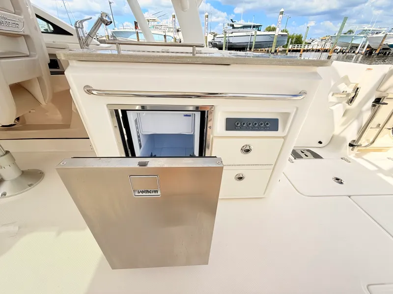 Slide: The Image of Boston Whaler 320 Vantage 2024 - 37
