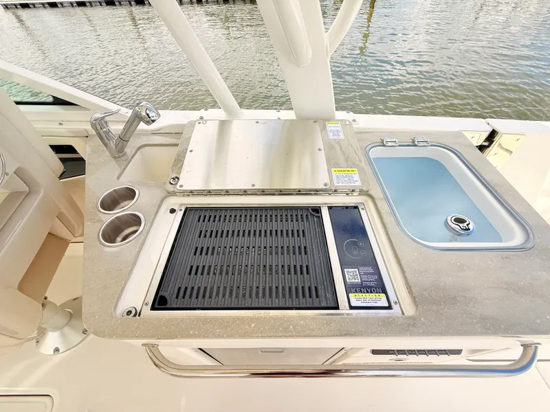 Slide: The Image of Boston Whaler 320 Vantage 2024 - 41