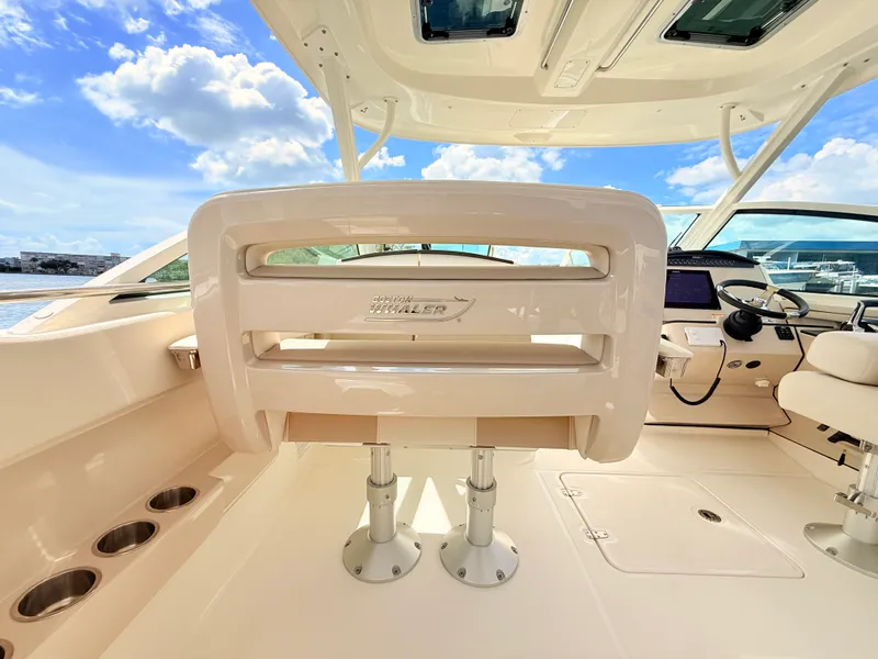 Slide: The Image of Boston Whaler 320 Vantage 2024 - 50