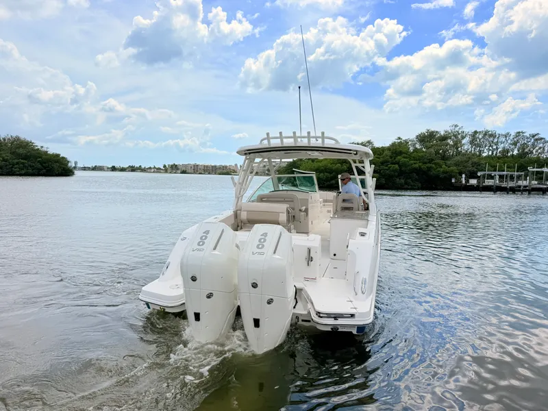 Slide: The Image of Boston Whaler 320 Vantage 2024 - 12