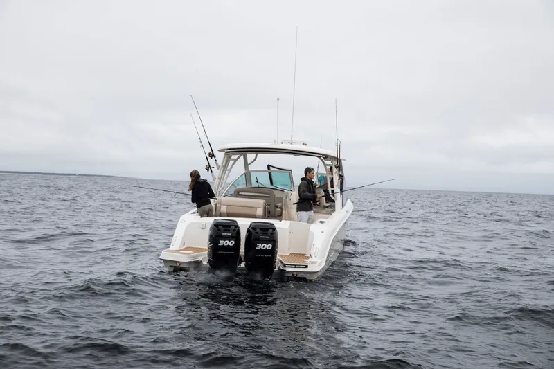Slide: The Image of Boston Whaler 320 Vantage 2024 - 38