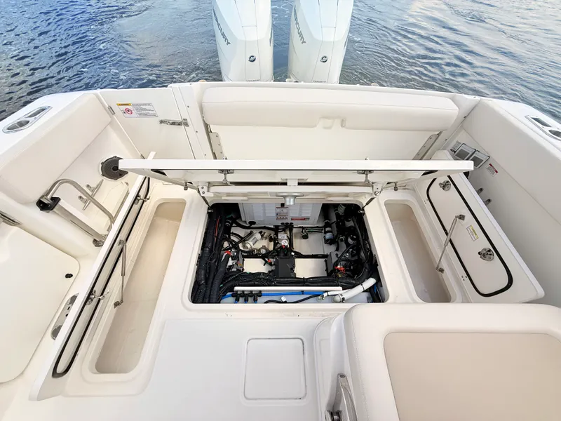 Slide: The Image of Boston Whaler 320 Vantage 2024 - 24
