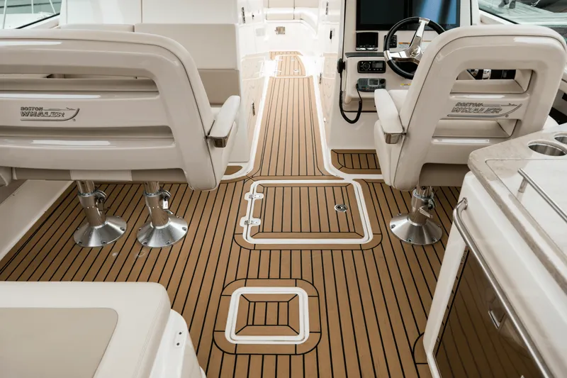 Slide: The Image of Boston Whaler 320 Vantage 2024 - 53